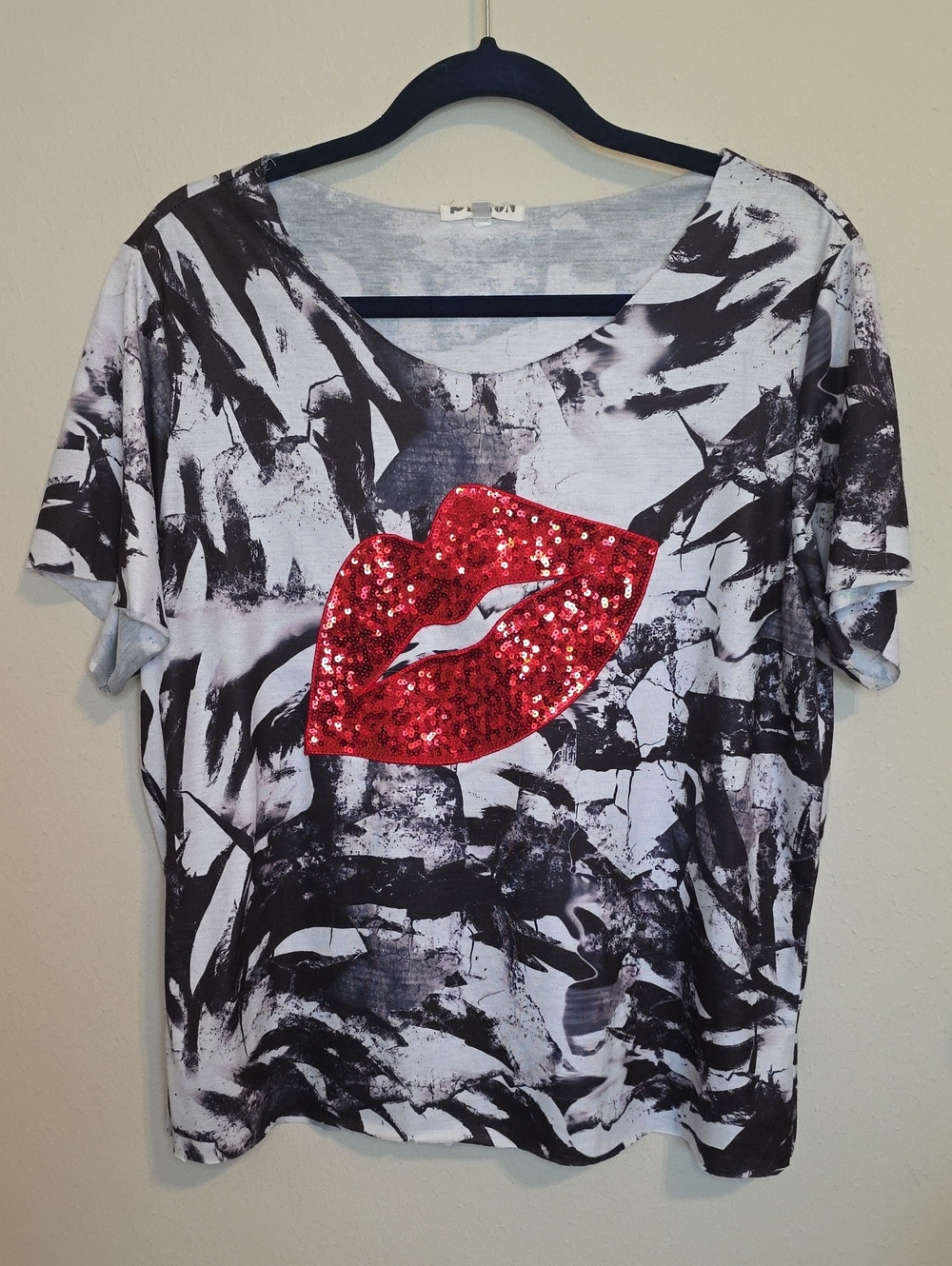 Black & White Short Sleeve Tee with Red Sequin Lip Motif